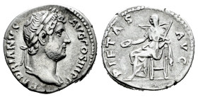 Hadrian. Denarius. 130 d.C. Rome. (Ric-II 3, 1412). (Bmcre-691). (Rsc-1037). Anv.: HADRIANVS AVG COS III P P, laureate head to right. Rev.: PIETAS AVG...