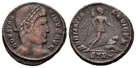 Constantinus I. Follis. 323-324 d.C. Trier. (Ric-VII 435). Anv.: CONSTANTINVS AVG, laureate bust to right. Rev.: SARMATIA DEVICTA, Victory advancing t...
