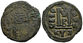 Justinian I. 40 Nummi. RY 12 = 538/39 d.C. Cyzicus. (Doc-164b). (Mib-120). (Sear-207). Anv.: D N IVSTINIANVS P P AVI, helmeted and cuirassed bust faci...