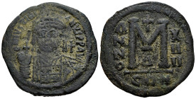 Justinian I. 40 Nummi. RY 14 = 540/1 d.C. Constantinople. 4th officina. (Sear-163). Anv.: D N IVSTINIANVS P AVG, helmeted, and cuirassed bust facing, ...