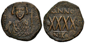 Phocas. Follis. RY 5 = 606/7 d.C. Nicomedia. (Doc-55/6). (Mib-69a). (Sear-658). Anv.: Crowned bust facing, wearing consular robes, holding mappa and c...