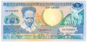 Suriname . 5 gulden . Banknote. Type 1986. Type Anton de Kom. - UNC.
(Pick 130.a / PL S 20.1a.1 ). Serienummer AB756994. - UNC.