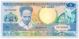 Suriname. 5 gulden . Banknote. Type 1986. Type Anton de Kom. - UNC.
(Pick 130.a / PL S 20.1a.1 ). Serienummer AB756986. - UNC.