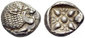 GRIECHISCHE MÜNZEN 
 IONIEN 
 MILETOS 
 Obol, 540-520 v. Chr. Löwenprotome n.l., den Kopf n.r. gewendet. Rv. Blütenstern in einem vertieften Quadra...
