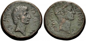 RÖMISCHE MÜNZEN 
 IMPERATORISCHE PRÄGUNGEN 
 Julius Caesar, † 44 v. Chr. 
 Mit Octavianus. Bronze, ca. 38/7 v. Chr. Heeresmünzstätte in Italien. DI...