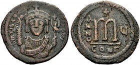 BYZANTINISCHE MÜNZEN 
 Mauricius Tiberius, 582-602. Follis, Konstantinopel . 586-587. Büste von vorne mit Kreuzkrone (Pendilien) in Konsulargewand; e...
