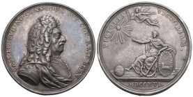 Schweiz | Switzerland | Suisse | Svizzera Bern Silbermedaille von 1716 auf Samuel Frisching. Geharnischtes Brustbild mit Perücke nach rechts. Rv. Vict...