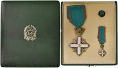 REPUBBLICA (dal 1946). Croce, mignon e spilla da Cavaliere dell'Ordine al Merito della Repubblica Italiana. In confezione originale. Ottime condizioni...