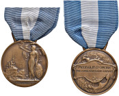 REPUBBLICA (dal 1946). Medaglia d'Onore per la Lunga Navigazione Compiuta. AE (34 mm). Marcata S.J. (Stabilimento Johnson).
qFDC