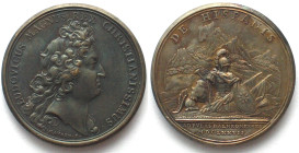 1677. DÉFAITE DES ESPAGNOLS EN CATALOGNE.
AE Medaille par Jean Mauger (1648-1722). 41mm, 32.8g. DE HISPANIS - AD PYLAS BALNEONENSES - MDCLXXVII. Sans...