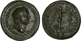 TITUS César sous Vespasien (69-79)
As : La Victoire debout à droite, couronnant un étendard d'une couronne
 - TTB 40 (TTB+)
Assez Rare !


SM 24...