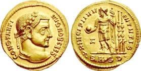 CONSTANTIN I LE GRAND, césar (306-307)
Aureus : Constantin debout à gauche en habit militaire, tenant un globe & un sceptre vertical - 2 étendards de...