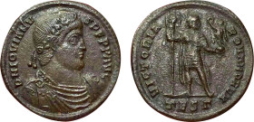 JOVIEN (363-364)
Double Maiorina : Jovien debout de face, la tête à droite, tenant une Victoire sur un globe & un labarum
TES G - TTB 45 (TTB++)
As...