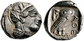Attika. Athen. Tetradrachme nach 440 v. Chr. Athenakopf im attischen Helm nach rechts / Eule mit hersehendem Kopf nach rechts stehend vor Olivenzweig ...