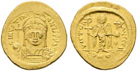 Justinianus I. 527-565. Solidus 542/565 -Constantinopolis-. 12. Offizin. Behelmte Panzerbüste von vorn mit Kreuzglobus und Schild / Engel von vorn ste...