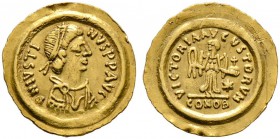 Justinianus I. 527-565. Tremissis -Constantinopolis-. Drapierte Büste mit Perldiadem nach rechts / Victoria mit Kreuzglobus und Kranz von vorn stehend...