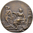 Italien. Einseitige Bronzemedaille o.J. (18. Jh.) unsigniert. Sitzende Pallas Athene zwischen nacktem, männlichen Modell und einer gleichgestalteten S...