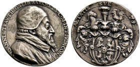 Trautson. Johann III. * 1510, † 1589. Silbermedaille 1589 unsigniert, auf seinen Tod im Alter von 79 Jahren. Brustbild mit Haube nach rechts / Dreifac...