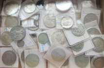 Alle Welt: Schachtel mit Münzen aus aller Welt, dabei viele Silbermünzen, darunter 1 Rubel 1899, MT-Taler (NP), 1 OZ Mexiko, ATS-Gedenkmünzen u.v.m.
...