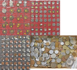 Alle Welt: Volles Album und eine Schachtel unsortierter Münzen aus aller Welt. Dabei einige Münzen aus dem 19. Jahrhundert oder bis 1950 gesichtet. Un...