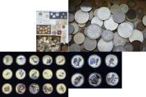 Alle Welt: Eine Schachtel mit diversen Münzen und Medaillen, bei den Münzen aus umtauschfähige Münzen sowie Silbermünzen gesichtet. Bei den Medaillen ...