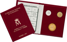 1987*E-87. Juan Carlos I. 1200 pesetas y 1 medalla. (AC. 184.). III Exposición Nacional de Numismática. Lote de 2 carteritas de la FNMT. Proof.