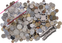 Lote de 703 monedas de diversos países, la mayoría españolas, y 2 medallas. Total 705 piezas. A examinar. RC/EBC.