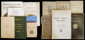 Conjunto de 15 opúsculos y libros sobre temas notafílicos y numismáticos muy variados. A examinar.