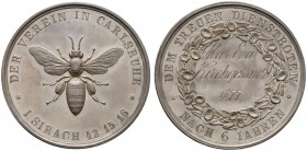 Karlsruhe, Stadt. Silberne Prämienmedaille o.J. (1877) unsigniert, des Dienstbotenvereins für 6 (graviert) Dienstjahre. Biene / In einem Blätterkranz ...
