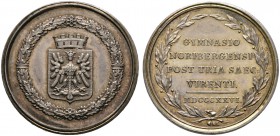 Nürnberg, Stadt. Weitere Marken und Medaillen. Silbermedaille 1826 von A.P. Dallinger, auf die 300-Jahrfeier des Alten Gymnasiums. In einem Eichenkran...