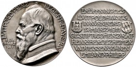 Nürnberg, Stadt. Weitere Marken und Medaillen. Mattierte Silbermedaille 1911 von M. Heilmaier, auf die Eröffnung des Luitpoldhauses. Büste des Prinzre...