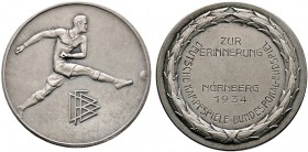 Nürnberg, Stadt. Weitere Marken und Medaillen. Mattierte Silberne Prämienmedaille o.J. (mit Gravur von 1934) unsigniert. Siegermedaille des Fußball- B...