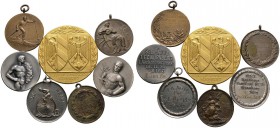 Nürnberg, Stadt. Weitere Marken und Medaillen. Lot (21 Stücke): Tragbare Medaillen und Abzeichen aus der Zeit von 1865-1914 verschiedener Schützen­fes...