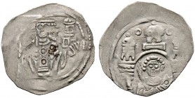 Passau, Bistum. Konrad 1172-1190. Pfennig o.J. (1180/1200). Hüftbild des Bischofs mit Krummstab und Kirchen­odell(?) von vorn / Brustbild mit Palmzwei...
