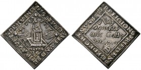 Straßburg, Stadt. Klippenförmige Silbermedaille 1655 unsigniert, auf die 100-Jahrfeier des Augsburger Religions­friedens. Von göttlicher Hand gehalten...