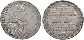 Württemberg. Wilhelm Ludwig 1674-1677. Taler 1677. Stempel von Johann Christoph Müller, auf seinen Tod. Gepanzertes Brustbild nach rechts mit Feldherr...