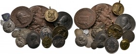 17 Stücke: Medaillen und Anhänger zum Thema RELIGION aus dem Zeitraum 18.-Anfang 20. Jahr­hundert in Silber, Bronze und Zinn, einige tragbar.
 schön,...
