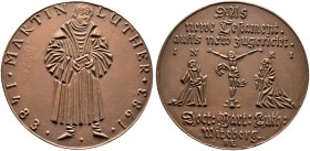 Medailleure. Eiber, Reinhard (1953-). Bronzegussmedaille 1981. Auf den 500. Geburtstag von Martin Luther. Luther stehend nach halbrechts gewandt, in d...