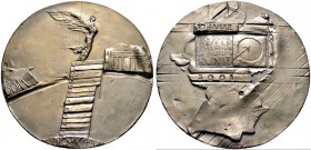 Medailleure. Güttler, Peter Götz (1939-). Weißmetallmedaille 2001. Auf das 10-jährige Jubiläum der Deutschen Gesellschaft für Medaillenkunst. Zwischen...