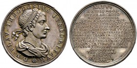 Medailleure. Wermuth, Christian (1661-1739). Silberne Suitenmedaille o.J. auf den oströmischen Kaiser Theodosius II. (408-450). Dessen Brustbild mit D...