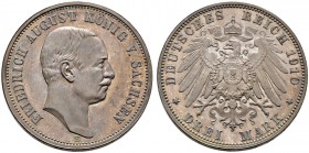 Silbermünzen des Kaiserreiches. SACHSEN. Friedrich August III. 1904-1918. 3 Mark 1910 E. J. 135.
 Kabinettstück mit feiner Patina, Polierte Platte