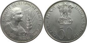 Weltmünzen und Medaillen, Indien / India. Series: F.A.O. Inderin im Sari, Staudamm und Weizenähre. 50 Rupees 1975. 34,70 g. 0.500 Silber. KM 256. Stem...