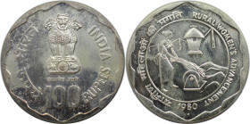 Weltmünzen und Medaillen, Indien / India. Series: F.A.O. Frau beim Getreidedreschen. 100 Rupees 1980. 34,70 g. 0.500 Silber. 0.56 OZ. KM 275. Stempelg...