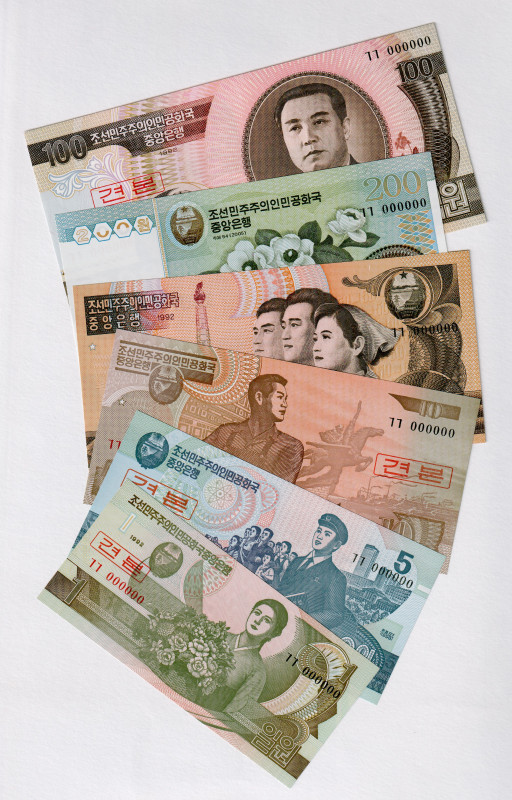 Korea 1 - 5 - 10 - 50 - 100 - 200 Won 1992 - 2005 Specimen
P# 39s - 43s, 48s, U...