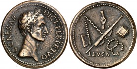 Julio César. Medallón. (Lawrence 2) (Klawans 3). 25,24 g. Copia posterior de un cuño paduano. MBC+.