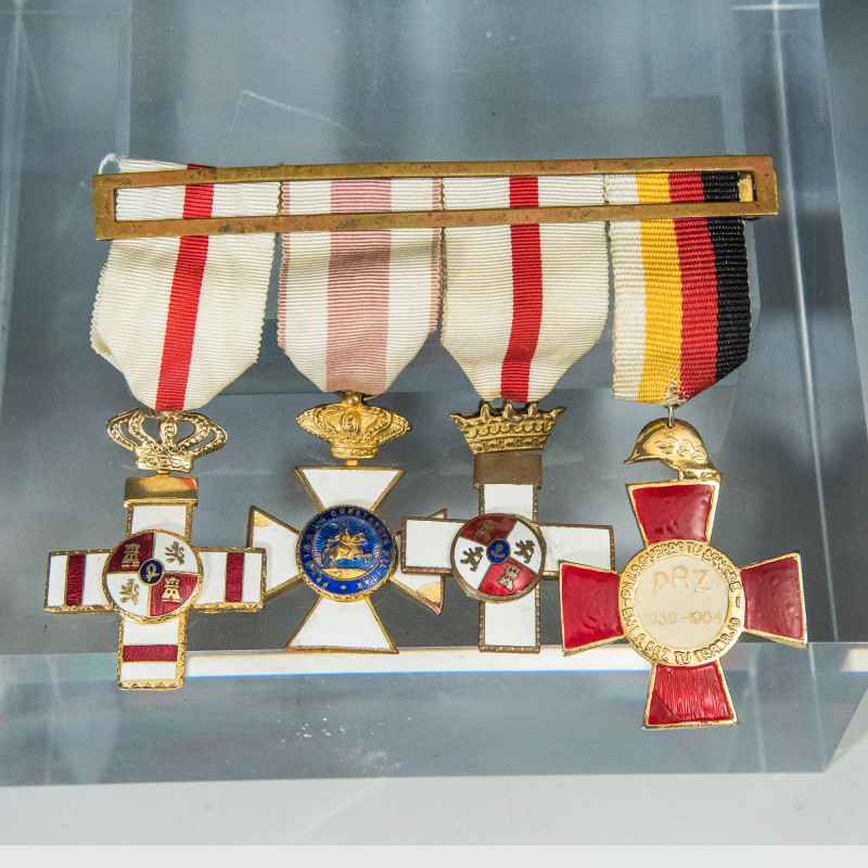 FRANCISCO FRANCO. Pasador con 4 condecoraciones militares. MBC.