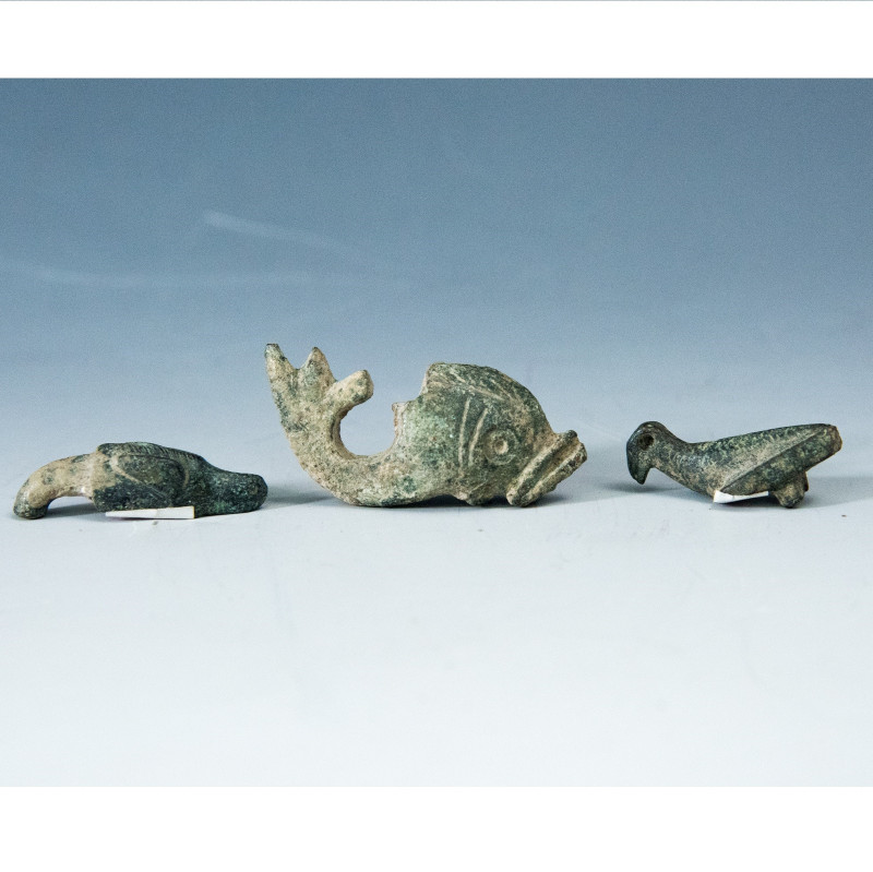 ARQUEOLOGÍA. ROMA. Imperio Romano. Lote de 3 figuras: un delfín y dos cánidos. (...