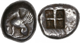 Ionie, Chios - Statère ou didrachme (490-480 avant JC)
A/ Un sphinx assis à gauche. Grappe de raison devant.
R/ Carré creux en 4 parties.

Argent - 7,...