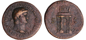 Néron - Sesterce (64, Rome) - Arc de triomphe
A/ NERO CLAVD CAESAR AVG GERM P M TR P IMP P P. Tête laurée à droite.
R/ S C Arc de triomphe.
TTB
C....