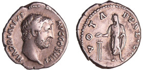 Hadrien - Denier (137, Rome)
A/ HADRIANVS AVG COS III P P. Tête nue à droite. 
R/ VOTA PVBLICA. Hadrien debout à gauche, tenant une patère et sacrif...